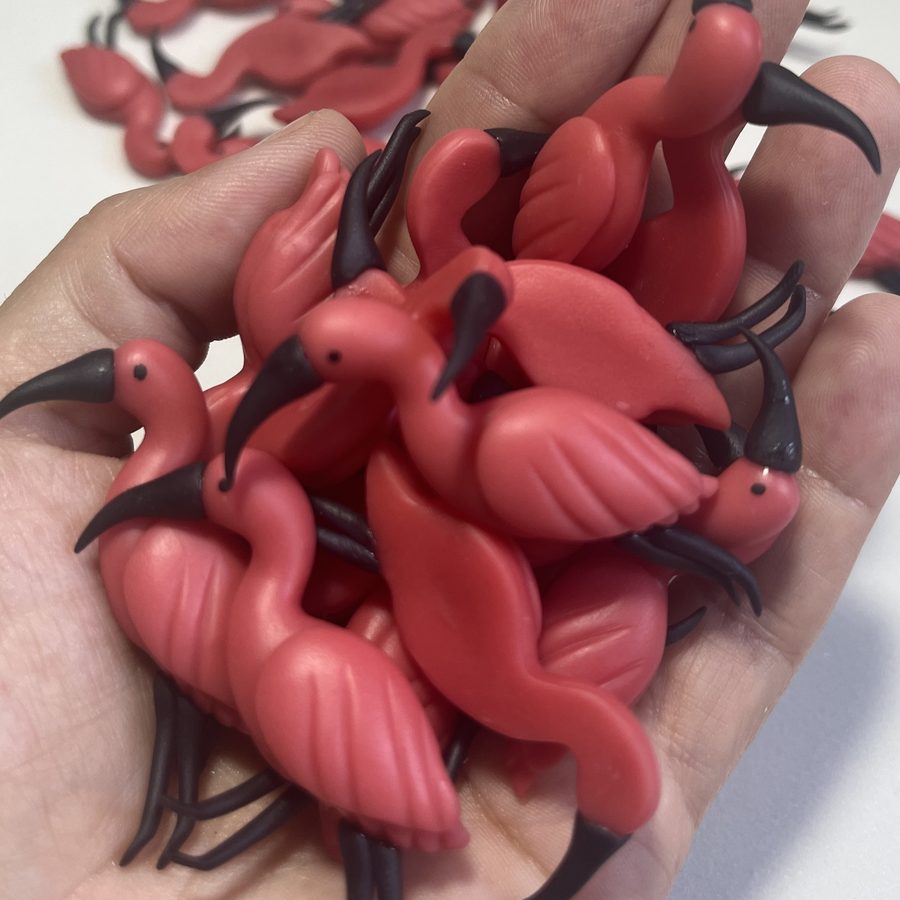 Peça de guará em biscuit modelada à mão, segurada na mão.